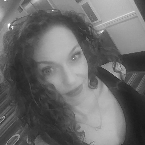 Meet your Posher, Jodie - Picture 1 of 2